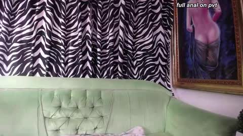 Snapshot of redroomxx chatting on 05-18-26, 04:35 MIA online show from 05-18-26, 04:35