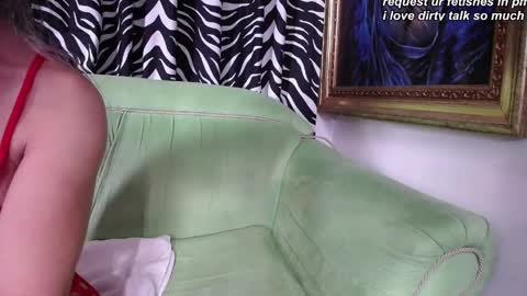 Snapshot of redroomxx chatting on 05-30-26, 05:10 MIA online show from 05-30-26, 05:10