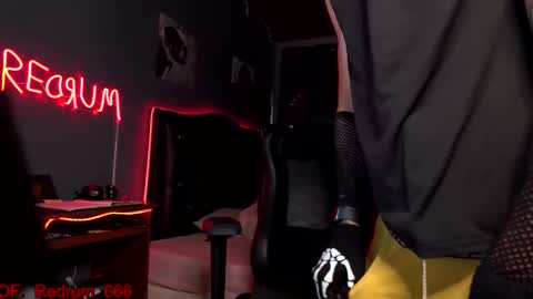 Snapshot of redrum_696 chatting on 09-26-25, 05:28 Red online show from 09-26-25, 05:28