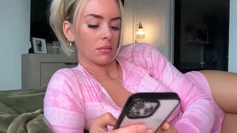 reecemariexx online show from 02-25-26, 05:00