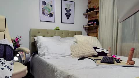 Yanella online show from 02-14-25, 07:02