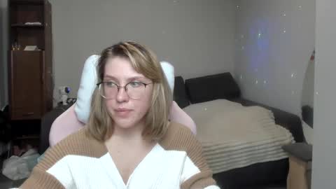 Snapshot of reginasmilee chatting on 01-16-25, 12:42 Regina online show from 01-16-25, 12:42