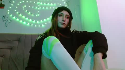 reiv_femboy online show from 05-12-26, 03:58