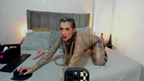 Laura online show from 06-06-26, 08:24
