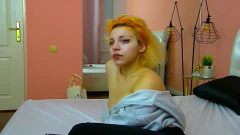 Snapshot of rheaduvall chatting on 02-06-26, 05:01 Rhea online show from 02-06-26, 05:01