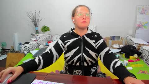 Snapshot of richlucky555 chatting on 11-10-25, 12:59 Anna - not anna - right Anna online show from 11-10-25, 12:59