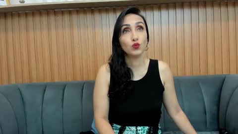 Snapshot of riley_reid_milf chatting on 05-12-26, 12:35 Oriana online show from 05-12-26, 12:35