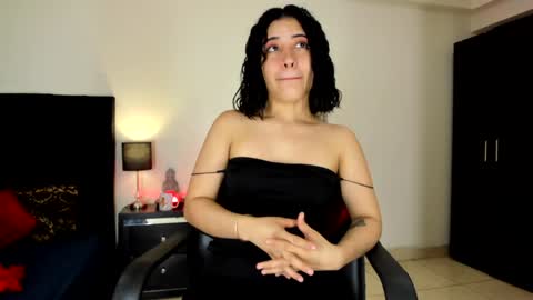 Snapshot of riley_skye_ chatting on 01-21-25, 11:03 RAILEY online show from 01-21-25, 11:03