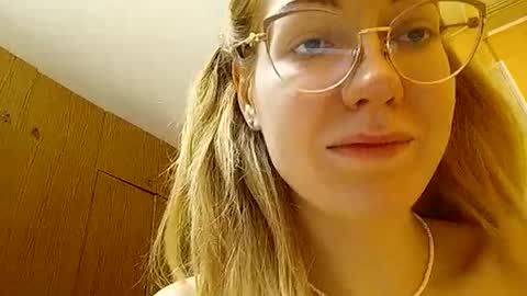 Snapshot of rinettawilss chatting on 12-31-24, 03:20 RinettaWilss online show from 12-31-24, 03:20