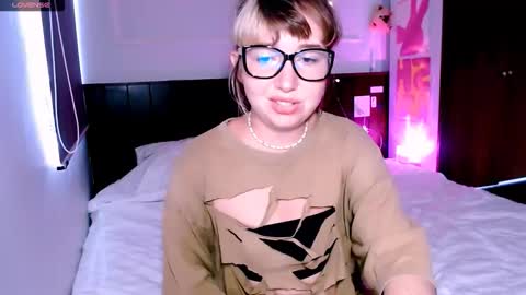 Snapshot of riri_rich chatting on 09-28-25, 06:30 Rita online show from 09-28-25, 06:30