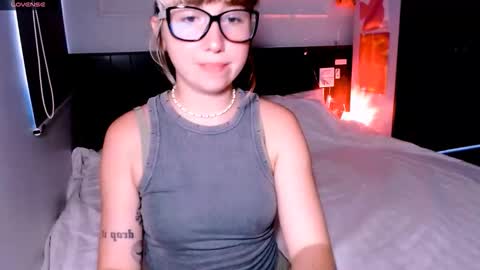 Snapshot of riri_rich chatting on 09-29-25, 04:28 Rita online show from 09-29-25, 04:28