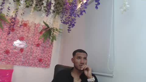 Snapshot of risitos_de_oro_ chatting on 09-30-25, 12:37 Risitos De Oro online show from 09-30-25, 12:37