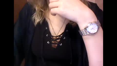 Snapshot of riveramaureen chatting on 12-23-24, 09:40 RiveraMaureen online show from 12-23-24, 09:40