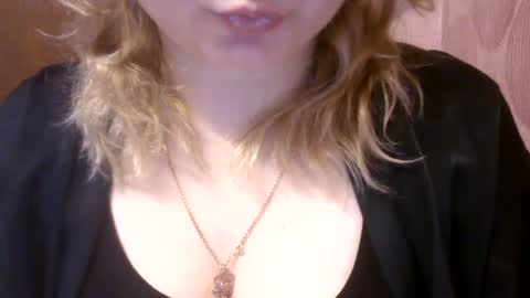 Snapshot of riveramaureen chatting on 01-04-25, 10:45 RiveraMaureen online show from 01-04-25, 10:45