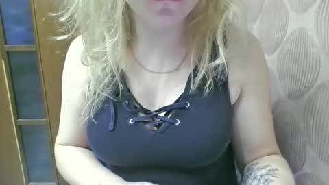 Snapshot of riveramaureen chatting on 12-18-25, 11:05 RiveraMaureen online show from 12-18-25, 11:05