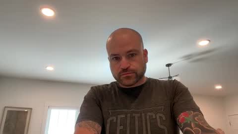 Snapshot of roadking1122 chatting on 12-16-25, 02:33 roadking1122 online show from 12-16-25, 02:33