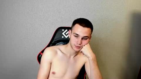 robert10211 online show from 11-12-25, 04:29