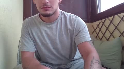 Snapshot of roberto_twink1 chatting on 10-26-25, 12:22 Roberto online show from 10-26-25, 12:22