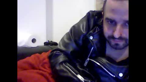 Snapshot of robertoredo chatting on 01-10-25, 01:21 Roberto online show from 01-10-25, 01:21