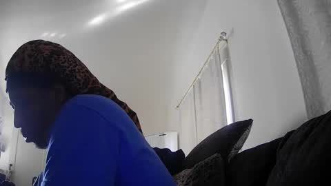 Snapshot of robo_cox chatting on 04-05-26, 05:21 BBC America online show from 04-05-26, 05:21