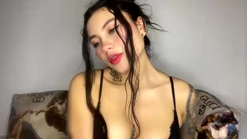 Snapshot of rockandlovexx chatting on 01-30-25, 01:33 Samantha Estephania online show from 01-30-25, 01:33
