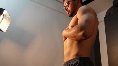 Snapshot of roger_belmont chatting on 09-14-25, 04:11 Roger Belmont online show from 09-14-25, 04:11