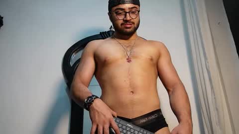 Snapshot of roger_belmont chatting on 09-24-25, 05:11 Roger Belmont online show from 09-24-25, 05:11