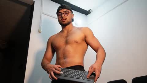 Snapshot of roger_belmont chatting on 11-07-25, 04:12 Roger Belmont online show from 11-07-25, 04:12