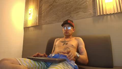 Snapshot of roger_flyn chatting on 12-18-25, 04:18 roger_flyn online show from 12-18-25, 04:18