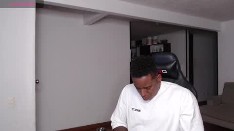 Snapshot of rogger_physique chatting on 01-17-25, 02:08 Rogger online show from 01-17-25, 02:08