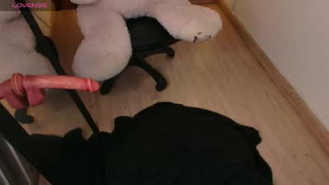 Snapshot of rohanalan_ chatting on 06-22-26, 03:25 Sof online show from 06-22-26, 03:25