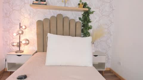 Snapshot of roma_love_ chatting on 10-23-25, 12:15 online show from 10-23-25, 12:15