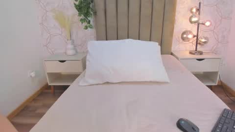 Snapshot of roma_love_ chatting on 11-19-25, 01:00 online show from 11-19-25, 01:00