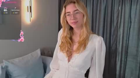 Snapshot of rosa_jones_ chatting on 10-13-25, 08:47 Emma online show from 10-13-25, 08:47