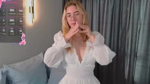 Snapshot of rosa_jones_ chatting on 10-13-25, 08:53 Emma online show from 10-13-25, 08:53