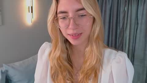 Snapshot of rosa_jones_ chatting on 10-14-25, 03:02 Emma online show from 10-14-25, 03:02