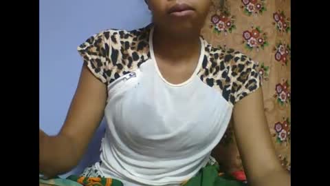 Snapshot of rosah225127 chatting on 05-20-26, 04:13 rosah225127 online show from 05-20-26, 04:13