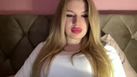 Snapshot of rosaline_ly chatting on 10-17-25, 08:11 Rosalina online show from 10-17-25, 08:11