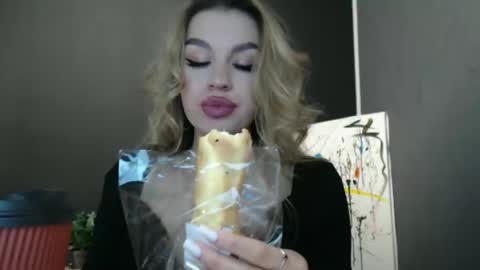 Snapshot of rosaline_ly chatting on 10-31-25, 02:07 Rosalina online show from 10-31-25, 02:07