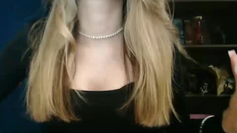 Snapshot of rosaline_ly chatting on 11-16-25, 02:44 Rosalina online show from 11-16-25, 02:44