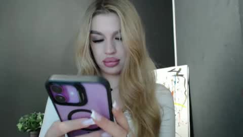 Snapshot of rosaline_ly chatting on 11-30-25, 02:32 Rosalina online show from 11-30-25, 02:32