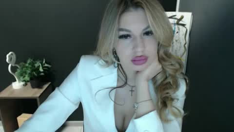 Snapshot of rosaline_ly chatting on 05-17-26, 12:34 Rosalina online show from 05-17-26, 12:34