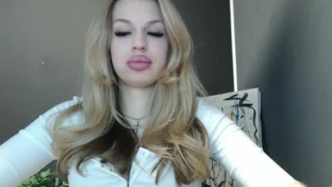 Snapshot of rosaline_ly chatting on 05-28-26, 04:26 Rosalina online show from 05-28-26, 04:26