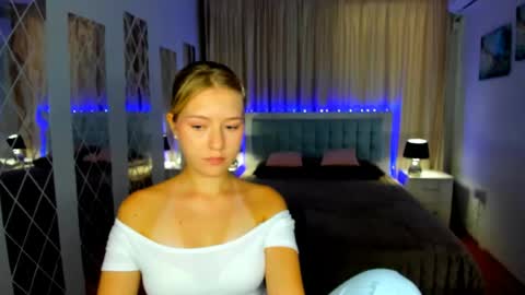 Snapshot of rosarising chatting on 06-14-26, 09:55 RosaRising online show from 06-14-26, 09:55