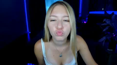 Snapshot of rosarising chatting on 06-18-26, 09:09 RosaRising online show from 06-18-26, 09:09