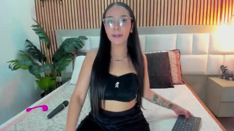 Snapshot of roseaurora chatting on 12-14-25, 12:43 roseaurora online show from 12-14-25, 12:43