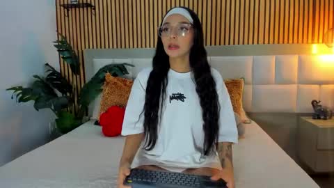 Snapshot of roseaurora chatting on 01-13-26, 01:05 roseaurora online show from 01-13-26, 01:05