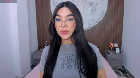 Snapshot of rosecassie chatting on 05-02-26, 01:49 Rose online show from 05-02-26, 01:49