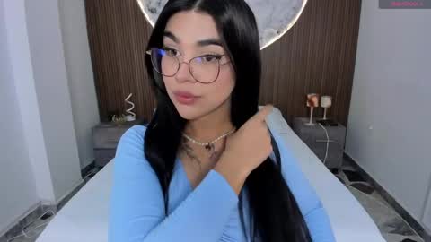 Snapshot of rosecassie chatting on 05-18-26, 01:06 Rose online show from 05-18-26, 01:06