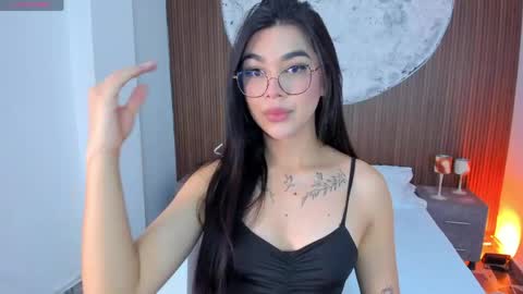 Snapshot of rosecassie chatting on 05-23-26, 01:04 Rose online show from 05-23-26, 01:04